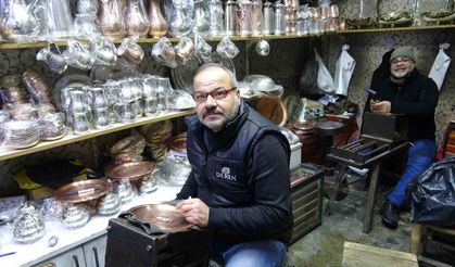 Meslektaş dayı yeğen 44 yıldır birlikte bakır işliyor