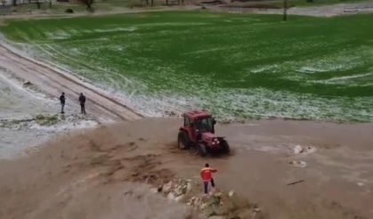 Diyarbakır’da sağanak sele neden oldu; mahsur kalan vatandaş traktörle kurtarıldı