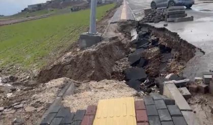 Diyarbakır'da yağışlar nedeniyle yol ve kaldırım çöktü