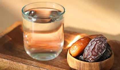 Sahurda ezan okunurken ağızdaki lokma veya su yutulabilir mi?