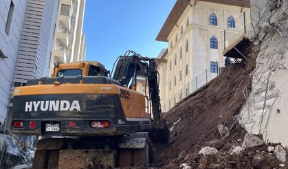 Şanlıurfa’da istinat duvarı çöktü: 4 daire hasar gördü