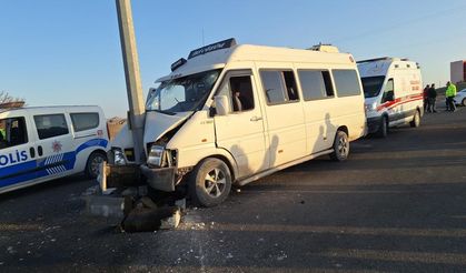 Şanlıurfa'da tarım işçilerini taşıyan minibüs direğe çarptı: 15 yaralı