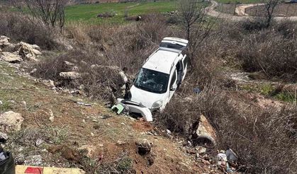 Hafif ticari araç şarampole yuvarlandı: 4 yaralı