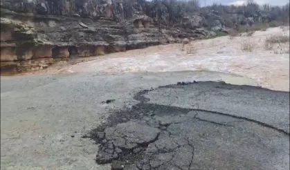 Mardin'de sağanak yağış köprüyü yıktı