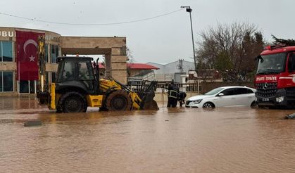 Şanlıurfa'da aşırı yağış sele neden oldu: 9 kişilik aile kurtarıldı