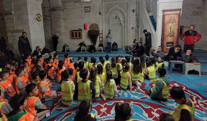 Silvan'da miniklerden anlamlı ziyaret: Yaşlılara hurma ve tespih hediye ettiler