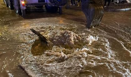 Adıyaman’da sağanak sele dönüştü: Araçlar mahsur kaldı