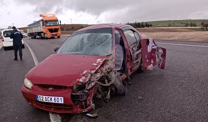 Yolda kayan araç karşı şeride geçerek başka araçla çarpıştı: 2 yaralı