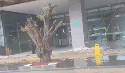 Batman’da sağanak sonrası sel: AVM girişinde tavan çöktü