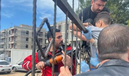 Diyarbakır'da demir korkuluk, çocuğun koluna saplandı