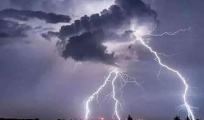 Diyarbakır'da elektrik direğine yıldırım düştü, yoldan geçen kadın yaralandı