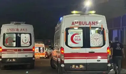 Diyarbakır'da şehir içi minibüs ağaca çarptı: 8 yaralı