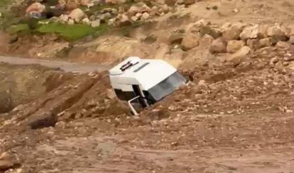 Siirt'te heyelan: Minibüs mahsur kaldı