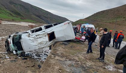 Muş'ta minibüs devrildi: 16 yaralı