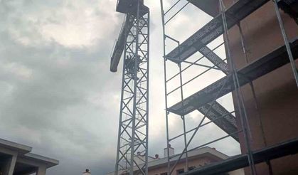 Adıyaman'da işçiler kule vinç üzerinde eylem yaptı