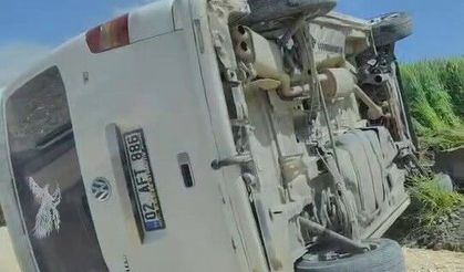 Adıyaman'da kontrolden çıkan araç devrildi