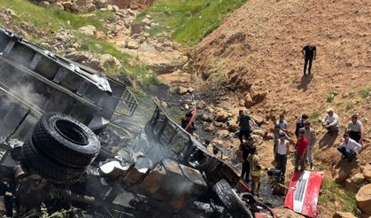 Araçta sıkışan sürücü yanarak hayatını kaybetti