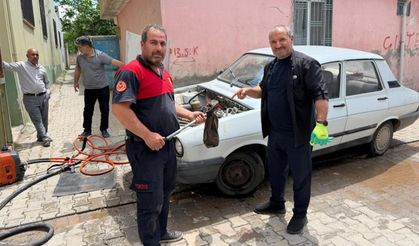 Otomobilin motoruna giren yılanı itfaiye çıkardı