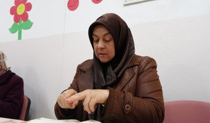 İşitme engelli kadın Kur'an-ı Kerim'i işaret diliyle öğrendi