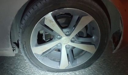 Çukura giren otomobilin lastikleri patladı