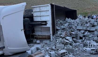 Siirt-Eruh karayolunda tır devrildi: Sürücü ağır yaralandı