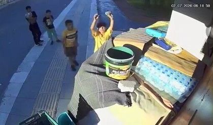 Büfe kapalı olunca aldıkları suyun parasını kameraya gösterip bıraktılar