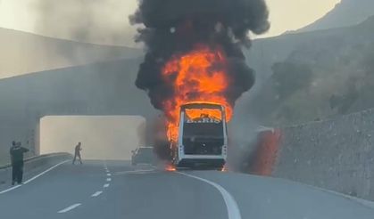 Erzincan'da yolcu otobüsü alevlere teslim oldu