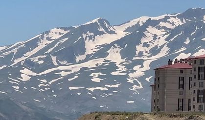 Heybetli Cilo Dağı 12 ay boyunca kar yığınlarını barındırıyor