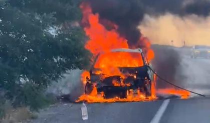 Van-Erciş yolunda seyir halindeki otomobil yandı