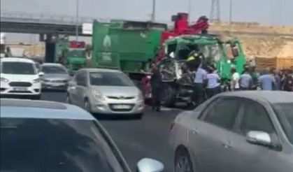 Tıra çarpan çöp kamyonu sürücüsü ağır yaralandı