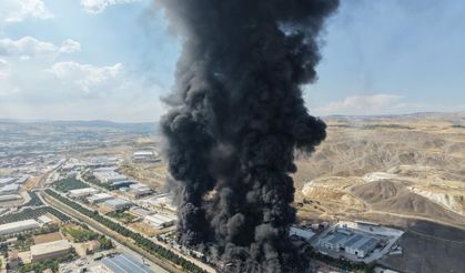 Fabrikadaki yangın gökyüzünü kara dumanla kapladı