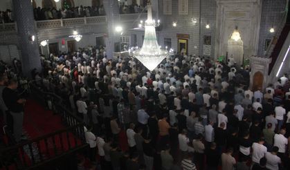 Şanlıurfa'da Mevlid Kandili'nde Balıklıgöl ve Dergah Camisi'ne yoğun ilgi
