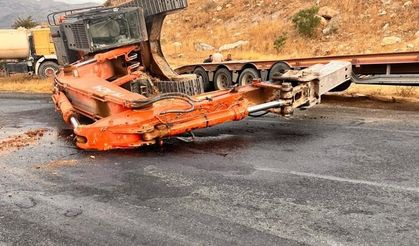 Adıyaman'da tırın üzerindeki paletli kepçe yola devrildi