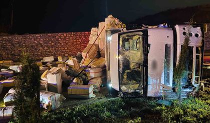 Batman'da saman yüklü kamyon devrildi: 2 yaralı