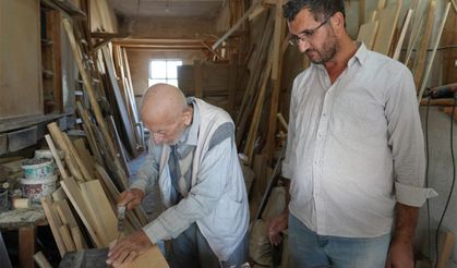 90 yaşındaki marangoz, ahşap işlemeleriyle tarihe meydan okuyor