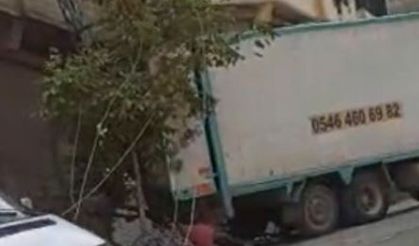 Gaziantep'te freni boşalan kamyon eve çarparak durabildi