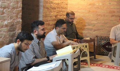 Kırmızı Medrese'de Melayê Cizîrî'nin divanı şerh ediliyor