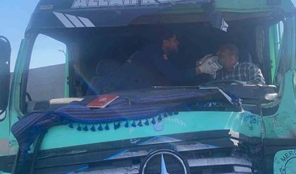 Batman'da kamyon ile tır çarpıştı: 1 yaralı