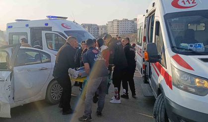 Siirt'te otomobil ile motosiklet çarpıştı: 2 yaralı