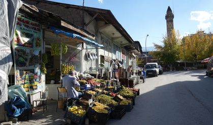 Muş'ta 40 yıllık gelenek: Armutları ipe dizerek saklıyor