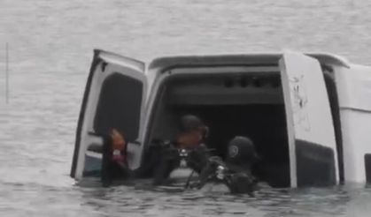 Van'da yürekleri ağza getiren kaza! Minibüs göle uçtu