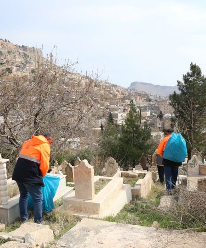 Mardin'de bayram öncesi mezarlıklarda temizlik yapılıyor