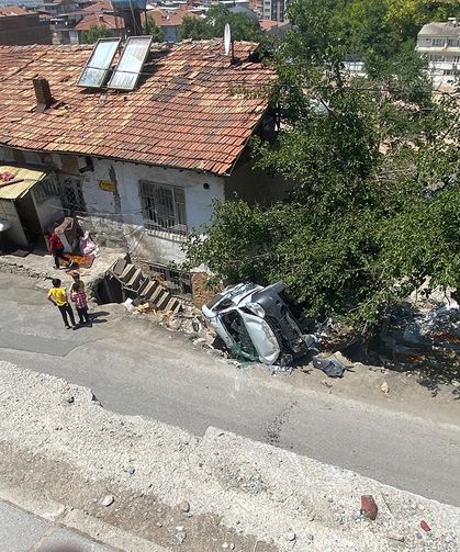 Otomobil evin bahçesine girdi: 1 yaralı