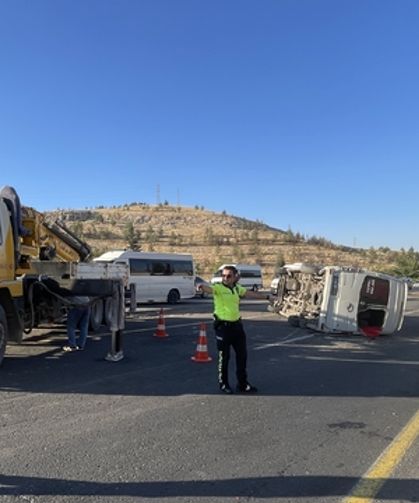 Şanlıurfa’da servis ile otomobil çarpıştı: 13 yaralı