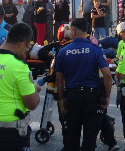 Ticari taksi orta refüje çarparak devrildi: 1 yaralı