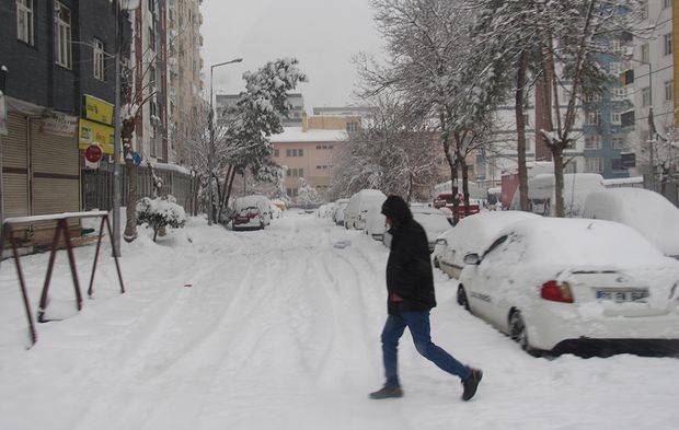 Diyarbakır’da yoğun kar yağışı hayatı durdurdu