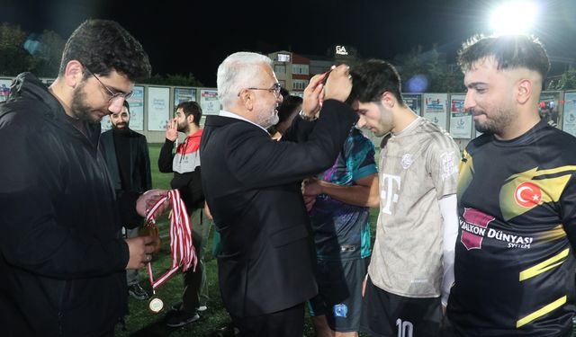 Hür Gençlik Futbol Turnuvası final maçı Yapıcıoğlu'nun katılımıyla gerçekleşti