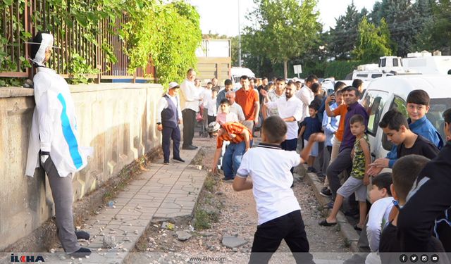 Bayram namazından çıkan halk netanyahu maketini taşladı