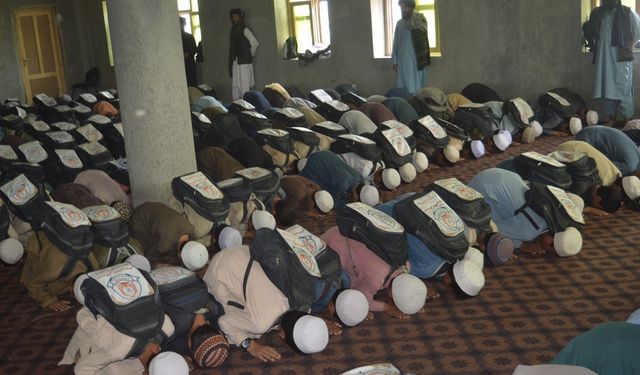 Afganistan'da namaz öğrenen yetim çocuklara etkinlik düzenlendi