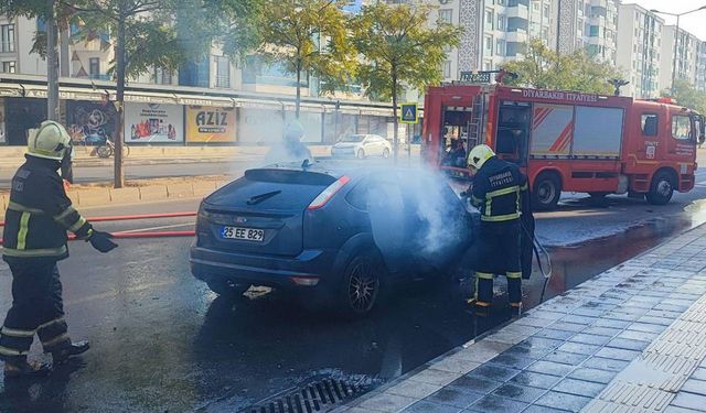 Diyarbakır'da seyir halindeki otomobil alev alev yandı